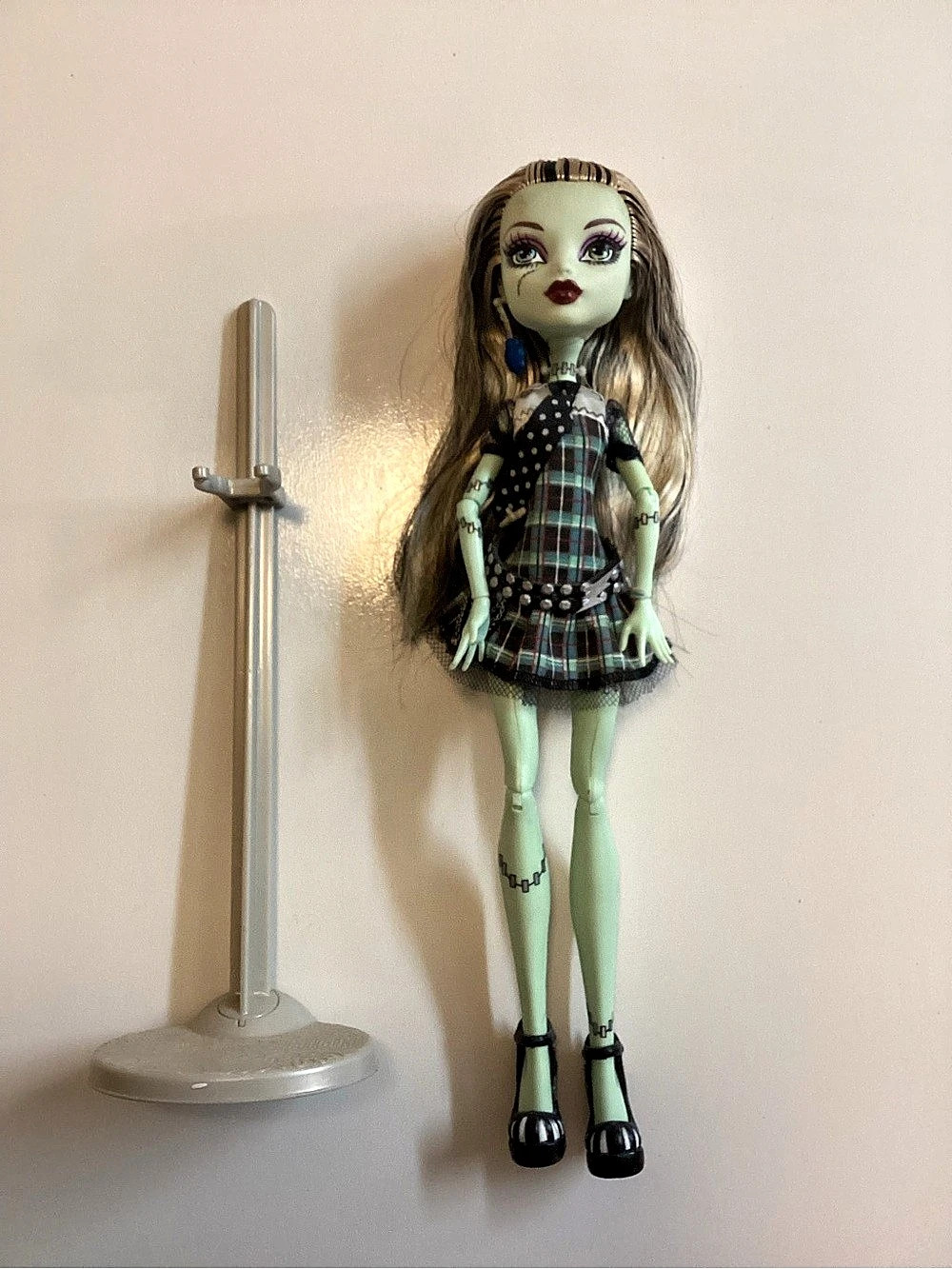 Monster High Original Ghouls Frankie Stein Doll First Wave Original Clothesstand